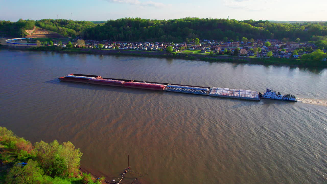공중 - 푸셔 보트 및 바지선, 오하이오 강, 아이언턴, 오하이오, 스피닝 샷