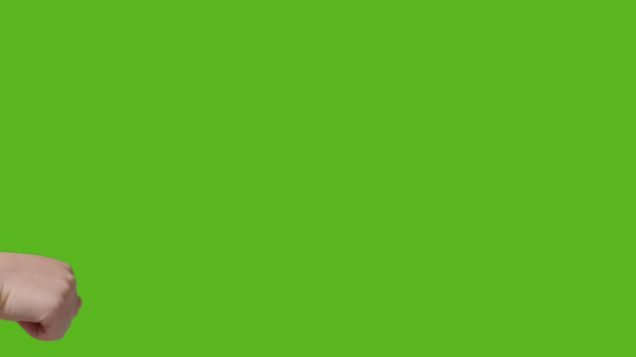 Nahaufnahme von zwei kleinen Kindern, die sich vor Greenscreen einen Fauststoß geben