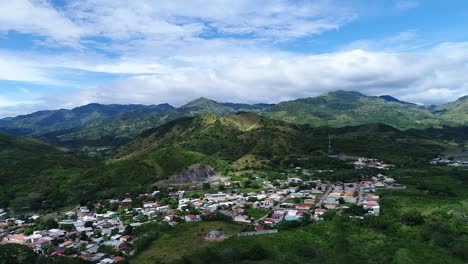 Toma-Aérea-De-Una-Pequeña-Ciudad-En-Olancho,-Honduras,-América-Central