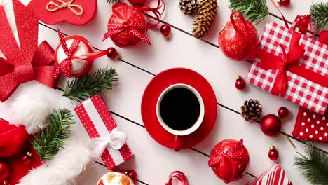 adornos navideños y regalos alrededor del café