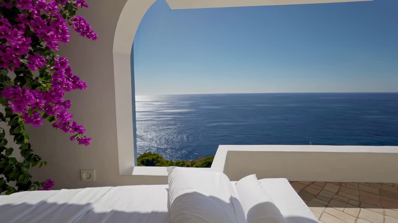 dormitorio con balcón con vista al océano