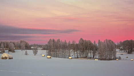 Während-Der-Goldenen-Stunde-Wechselt-Der-Himmel-über-Einer-Winterlandschaft-Von-Hellgelb-Zu-Rot