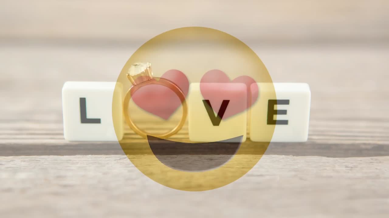 ⁇ 런타인 데이에 약혼 반지와 함께 하트와 타일로 사랑의 미소를 짓는 사랑