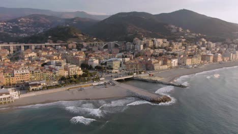 Toma-De-Drones-De-Un-Hermoso-Amanecer-De-Primavera-En-La-Costa-Del-Oeste-De-Italia-En-Varazze