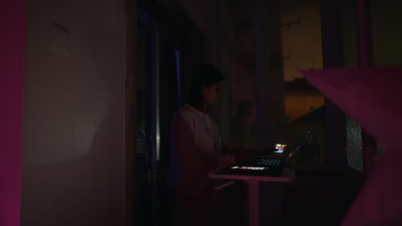 Lavorare al portatile di notte