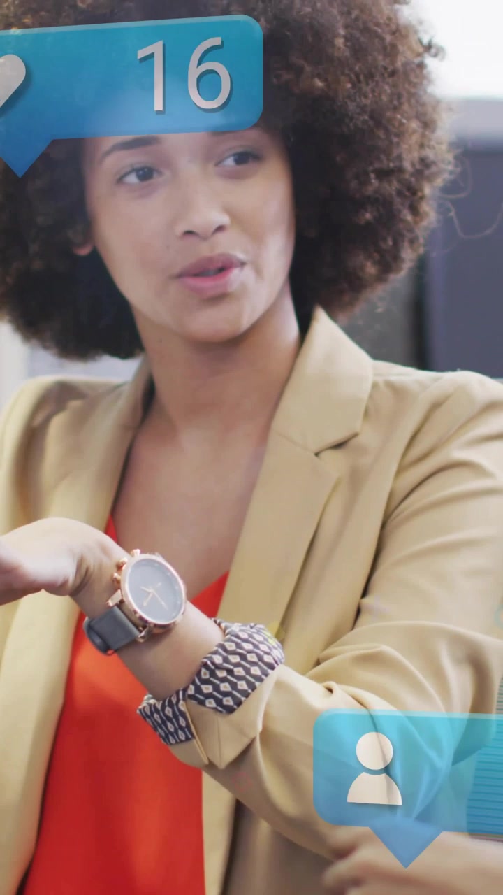 Video vertical: Mujer levantando la mano y hablando, con corazones rodeando las manos mostrando métricas de marketing.