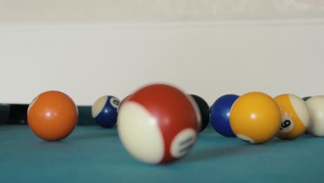 las bolas se rompen en una mesa de billar