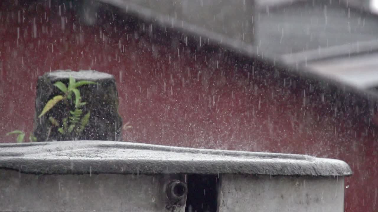 은 벽 앞의 구조물에 매우 많은 비가 내린다.