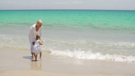 Großmutter-Und-Enkelin-Am-Meer