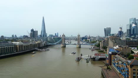Die-Phänomenale-Stadt-London-Mit-Ihren-Wolkenkratzern-Und-Der-Tower-Bridge-Ist-Zur-Mittagszeit-Von-Oben-Zu-Sehen