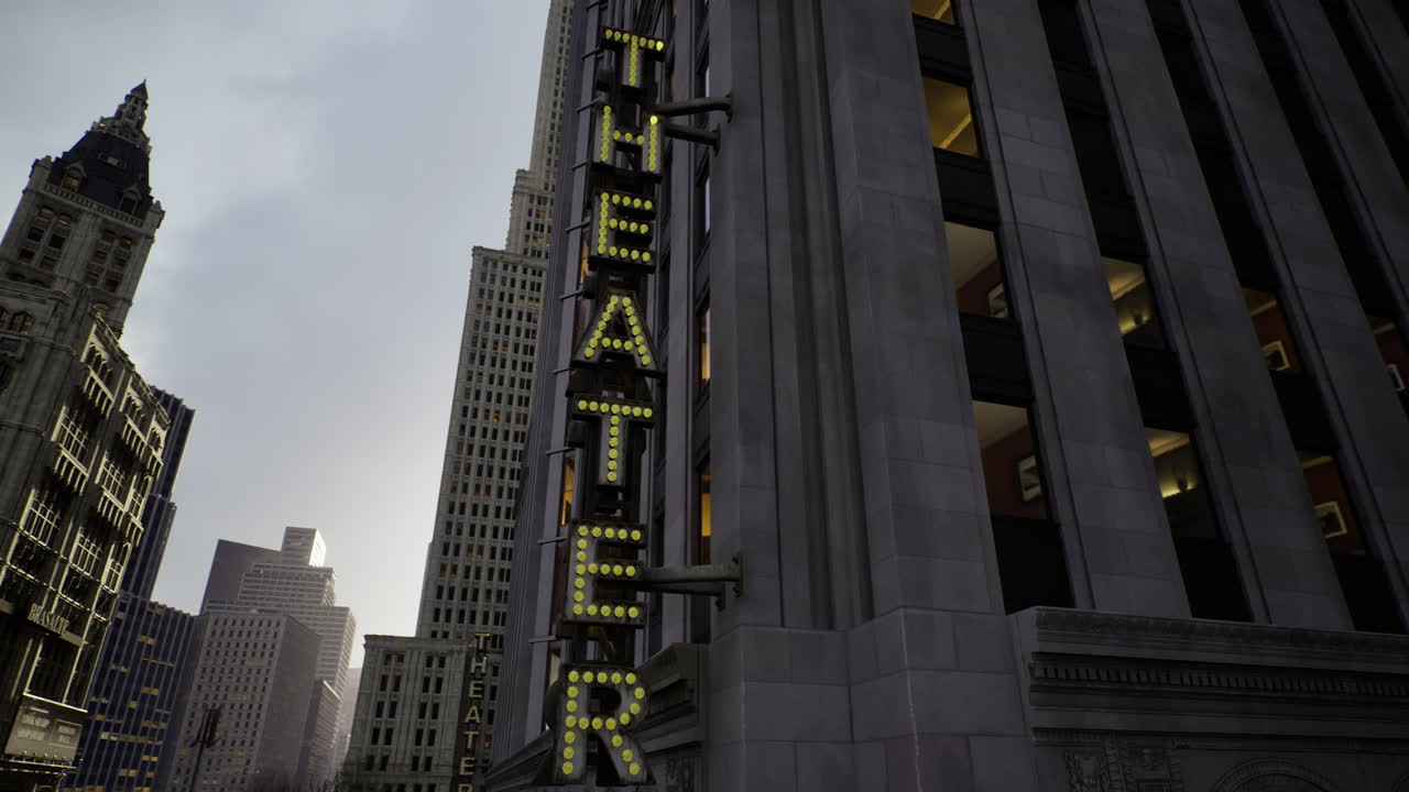 Insegna luminosa di un teatro illumina lo skyline della città al crepuscolo