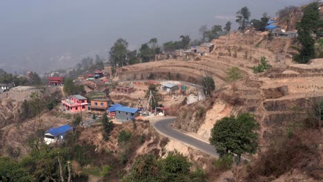 las hermosas colinas escarpadas de nepal con un camino sinuoso