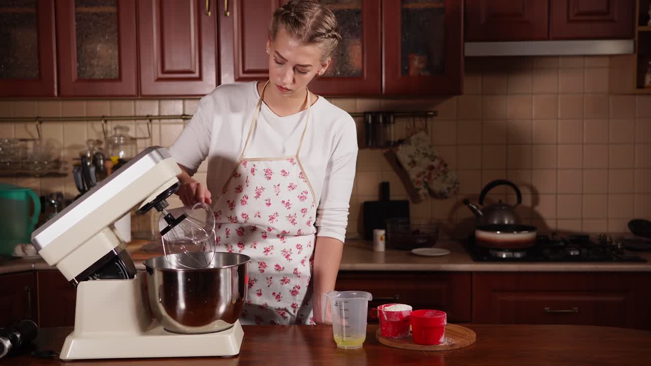 mujer horneando en una cocina