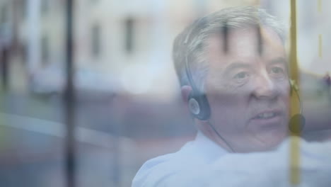 animación del tráfico por carretera sobre un hombre con auriculares hablando, trabajando en un almacén centro de envío