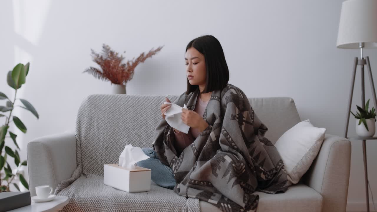 Perempuan Merasa Tidak Enak Badan di Sofa