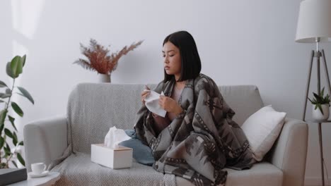 una mujer se siente mal en el sofá.