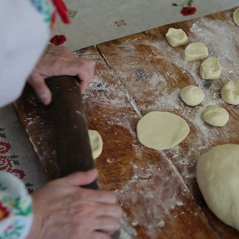 mujer haciendo albóndigas
