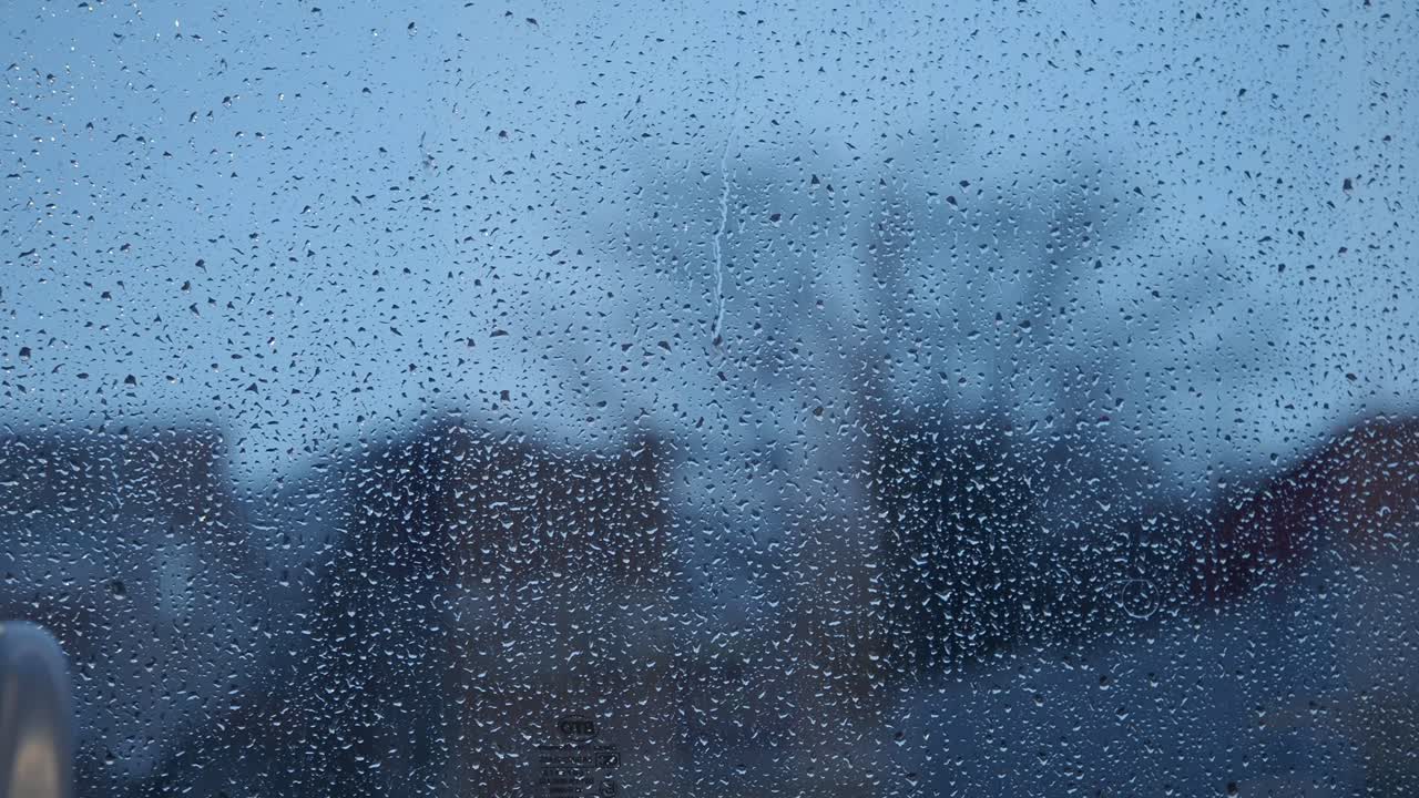 vista de un día lluvioso a través de una ventana