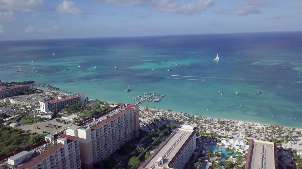 찬란한 푸른 카리브해에서 해변과 아루바 해안까지 공중 팬