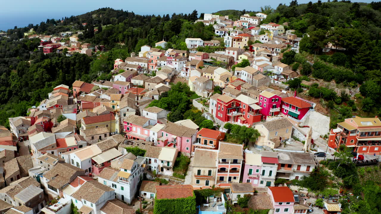Ripresa aerea con drone sul vecchio villaggio montano greco di Lakones a Corfù, circondato da una lussureggiante vegetazione verde