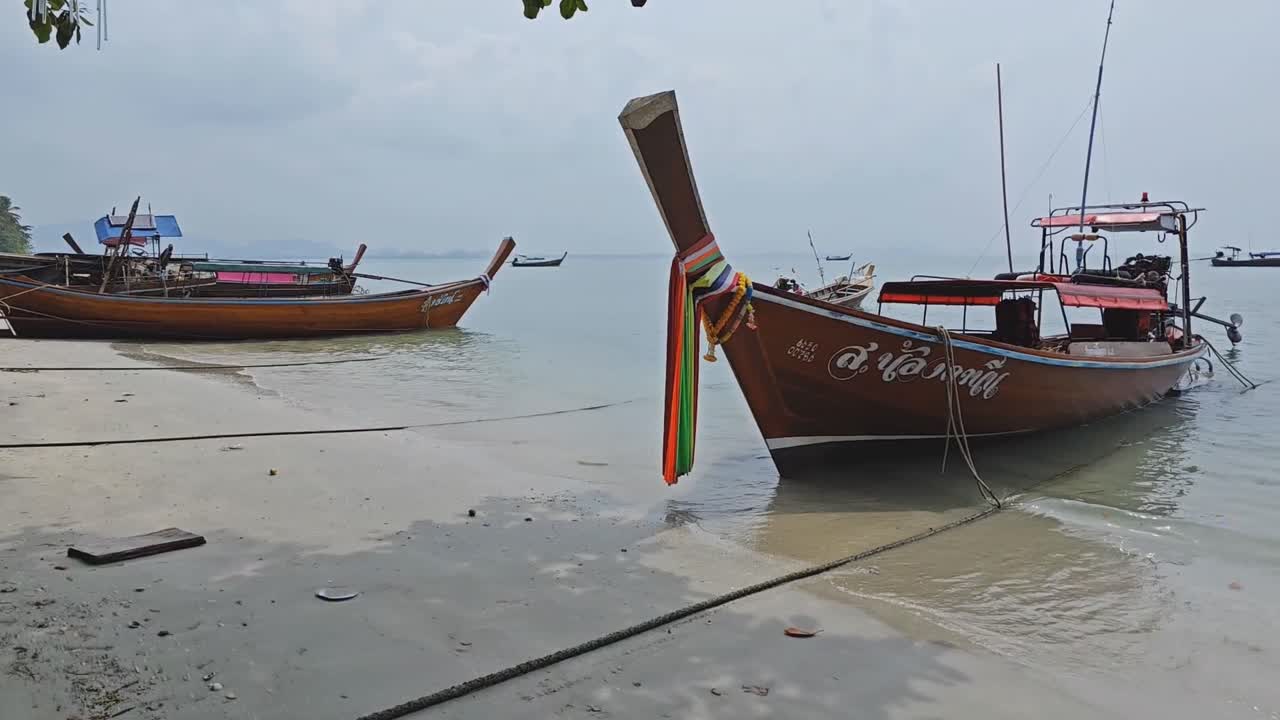 los barcos tailandeses de cola larga en las playas