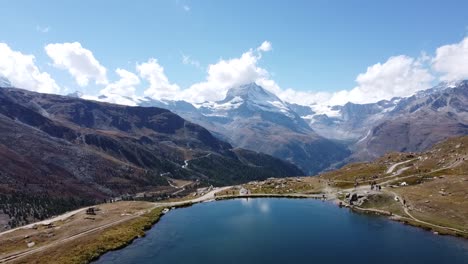 Perfect-mirroring-mountain-lake-with-the-famous-Matterhorn-in-the-background