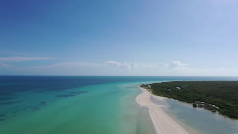 panorámica desde la costa hacia el océano