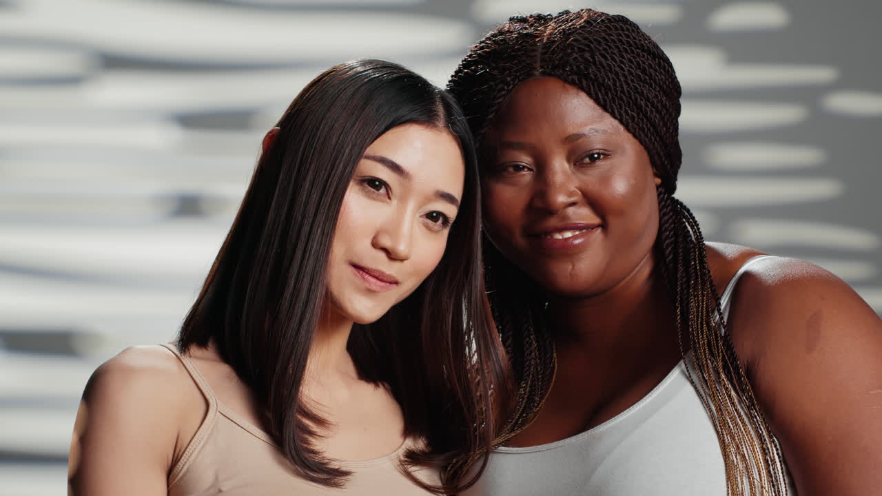 Deux femmes différentes souriant ensemble