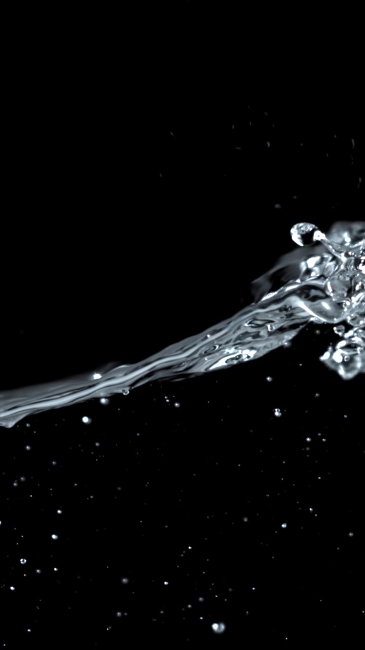 Superficie d'acqua dinamica con bolle in risalita su sfondo nero