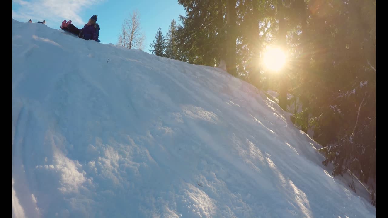 niños jugando en la nieve durante el invierno 4k