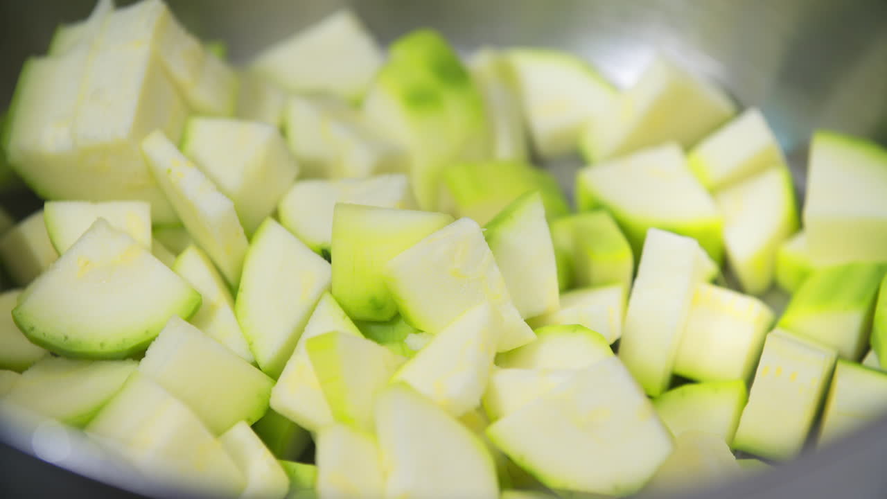 calabacín en rodajas en un tazón de metal