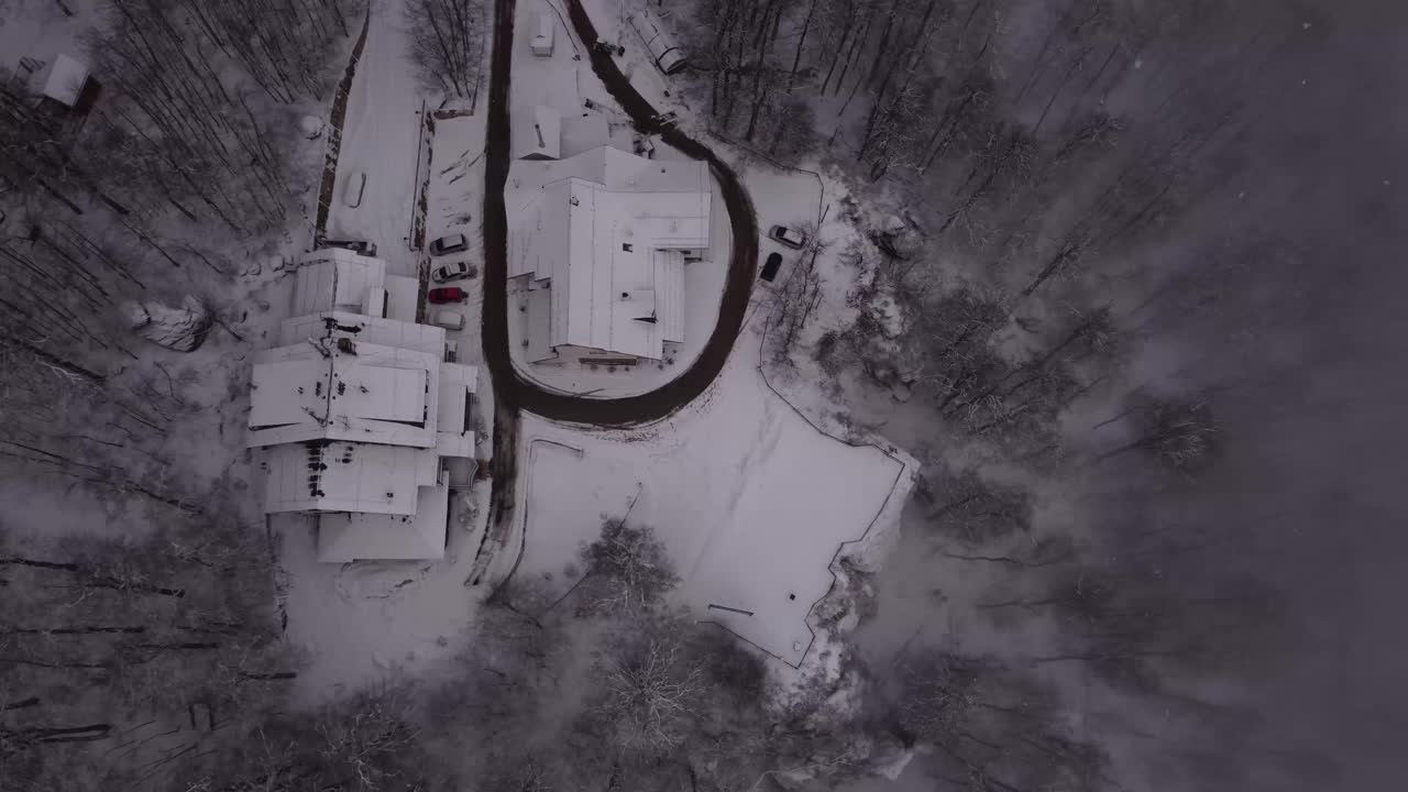 겨울철 숲 속의 작은 오두막