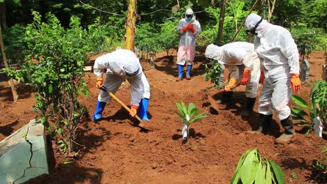 the funeral process of a corpse infected with the corona virus with the covid-19 protocol,