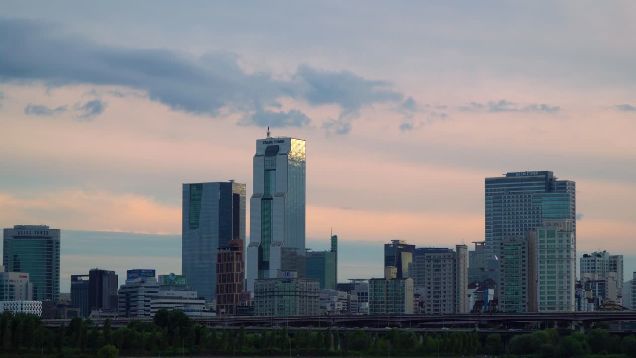 Cenário de Torres e Edifícios Altos com Tráfego Sobre o Rio Han, Cidade Metropolitana de Seul, Distritos de Gangnam, Coreia