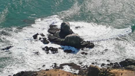 Toma-aérea-de-Roca-de-Punta-de-Lobos,-Pichilemu-Chile