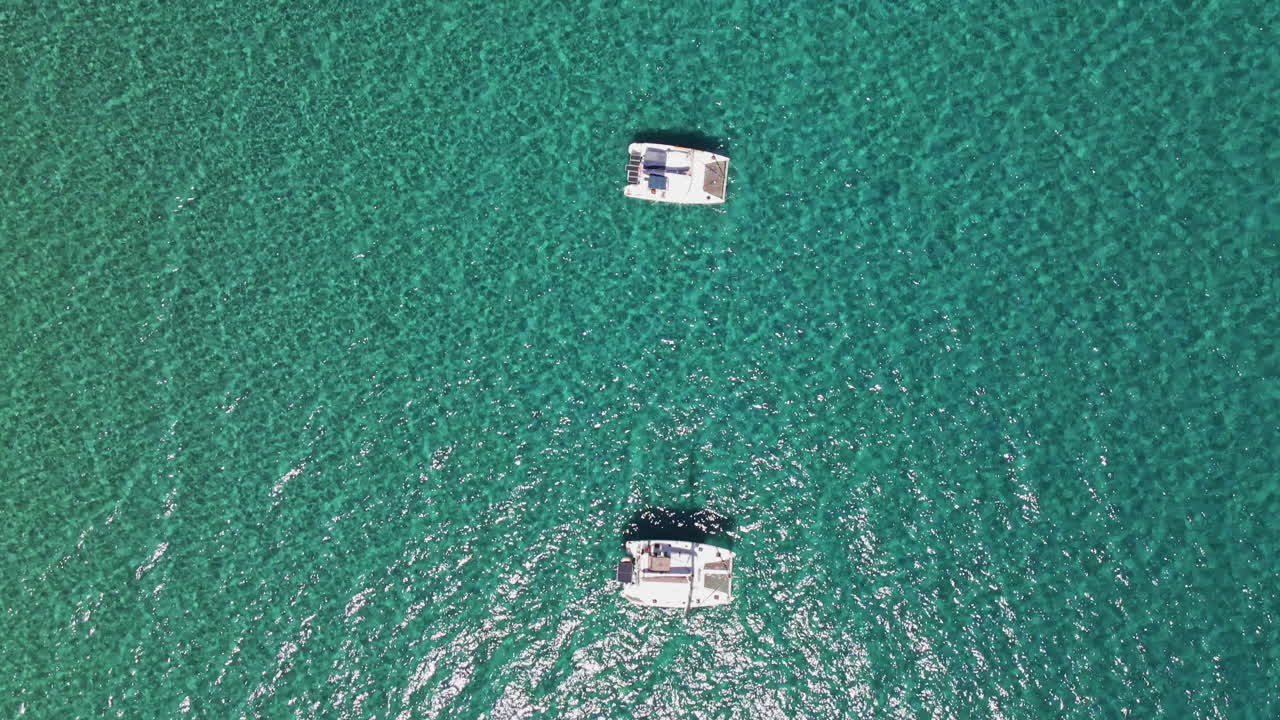 barcos aéreos en aguas azules claras tropicales, drones aéreos sobrevolando la vista