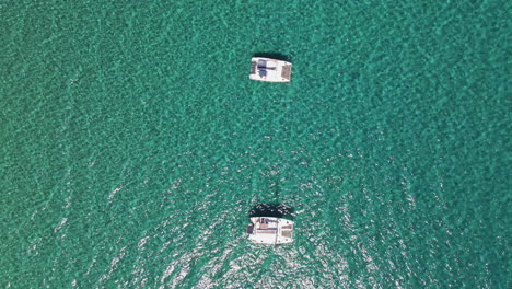 Overhead-Boote-In-Tropischem,-Klarem,-Blauem-Wasser,-Luftdrohne,-Die-über-Die-Aussicht-Fliegt