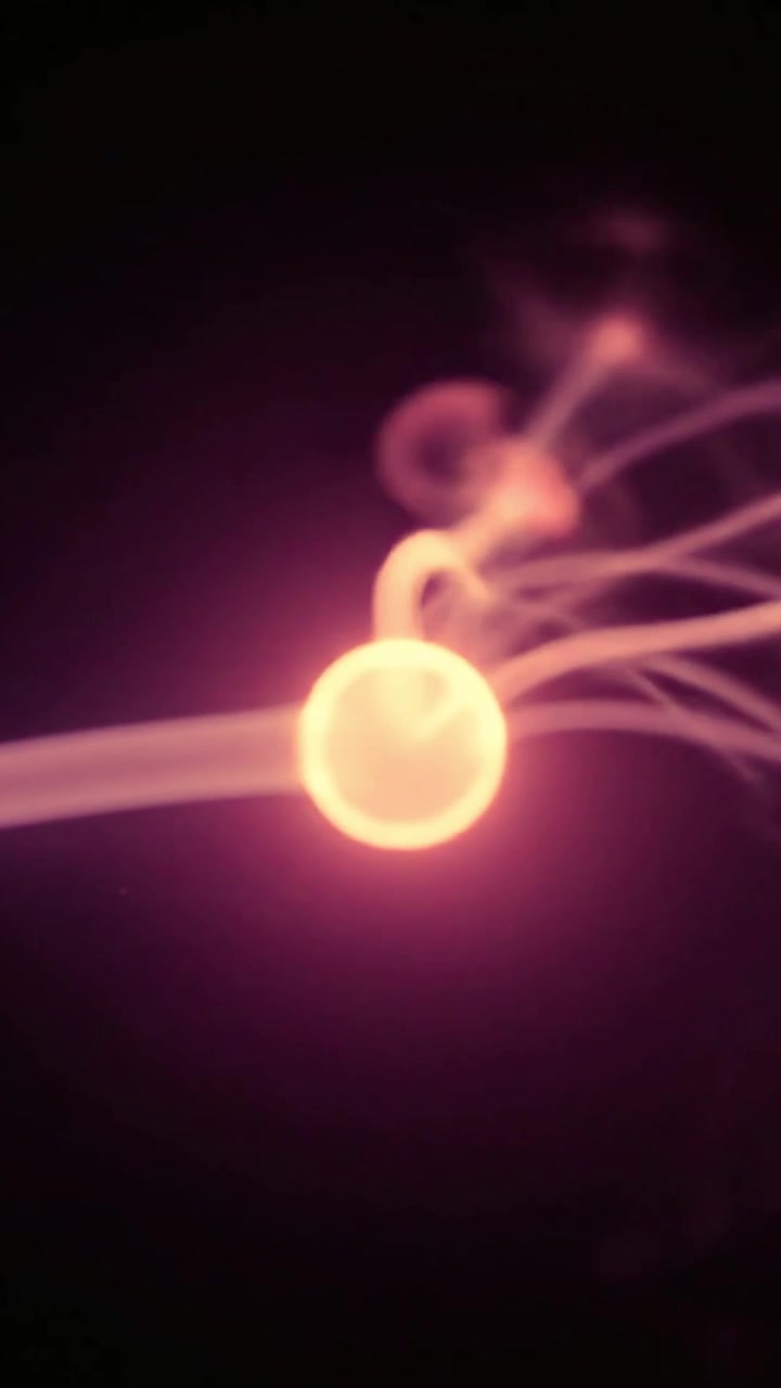 Primo piano di sfera al plasma luminosa con filamenti elettrici.