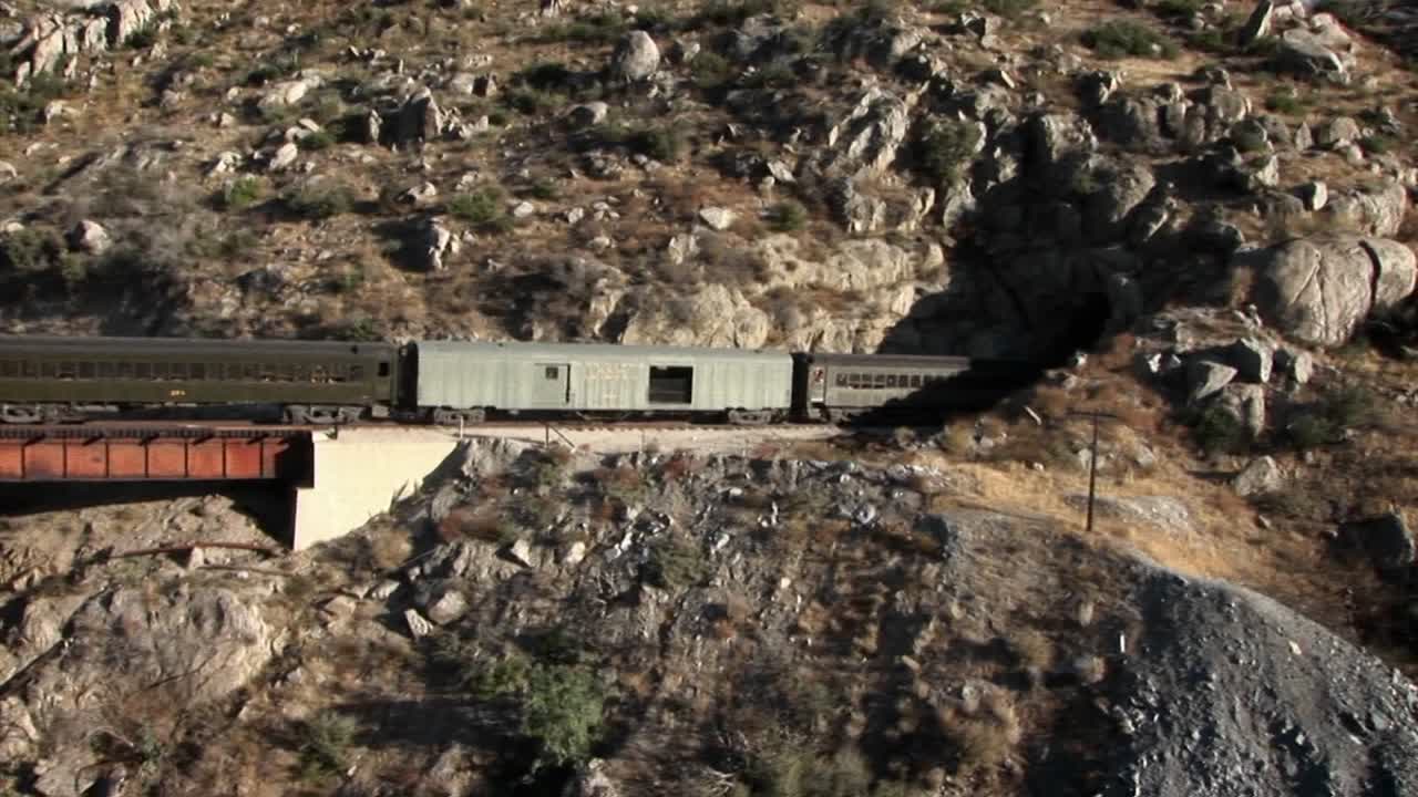 화물 열차가 산악 터널을 통과하고 있습니다.