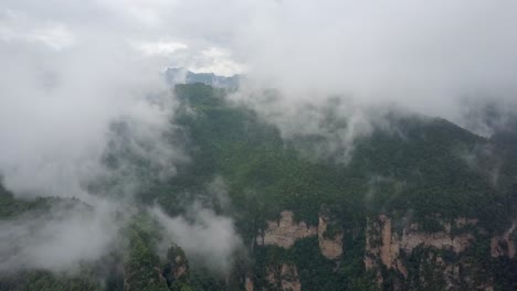 antena nubosa en el valle del bosque chino con agujas rocosas escarpadas, acantilados
