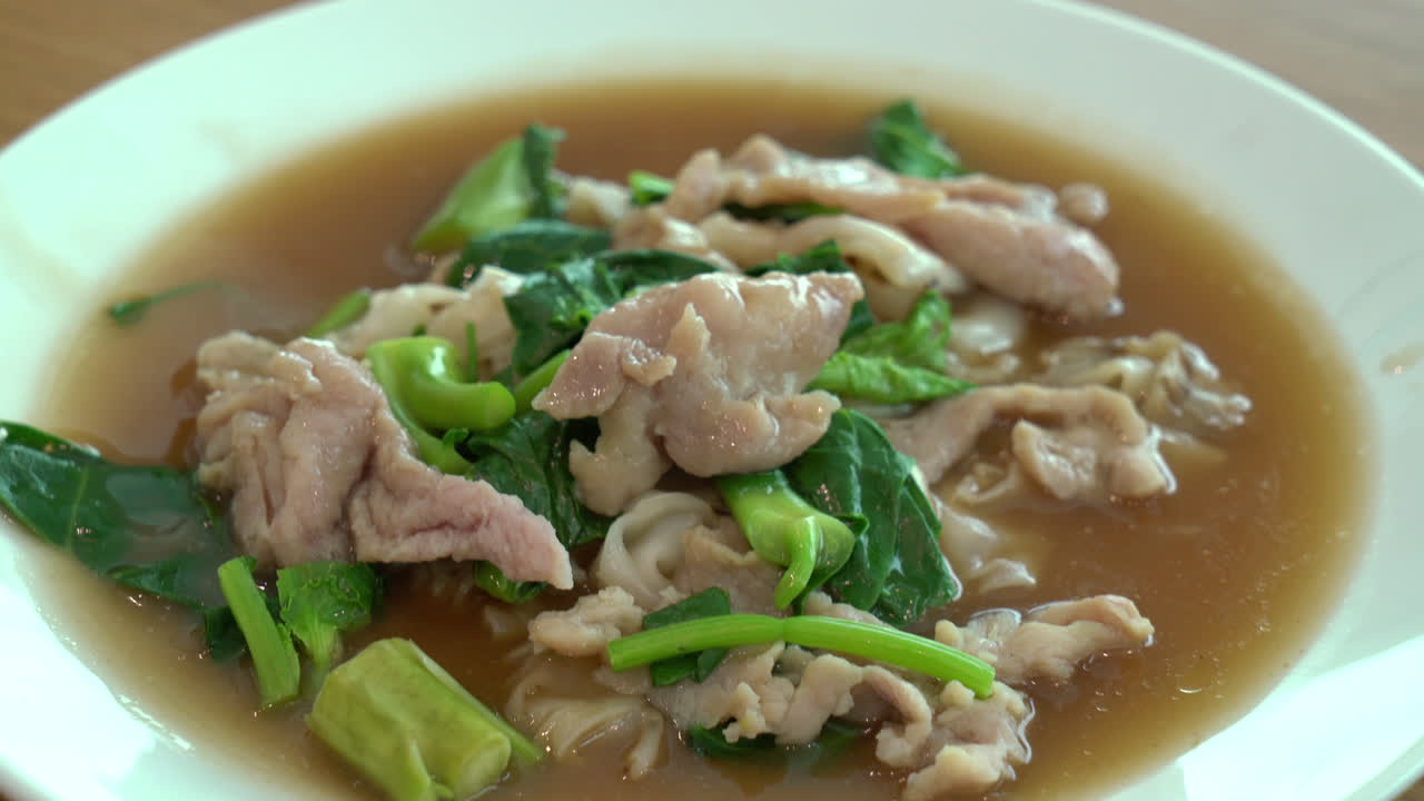 Mì xào thịt heo và bông cải xanh trong nước sốt sệt.