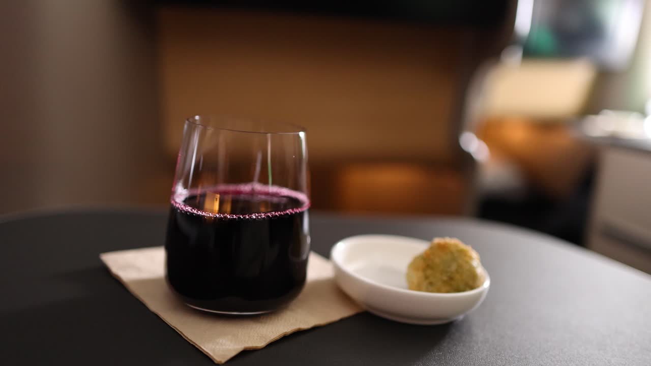 Servizio di vino e stuzzichini su un volo