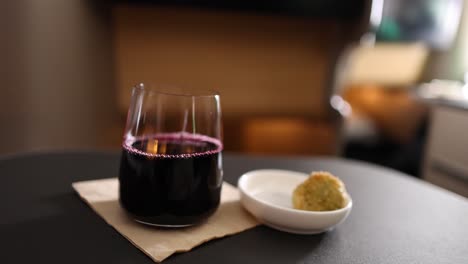 vino y bocadillos en un vuelo que sirve