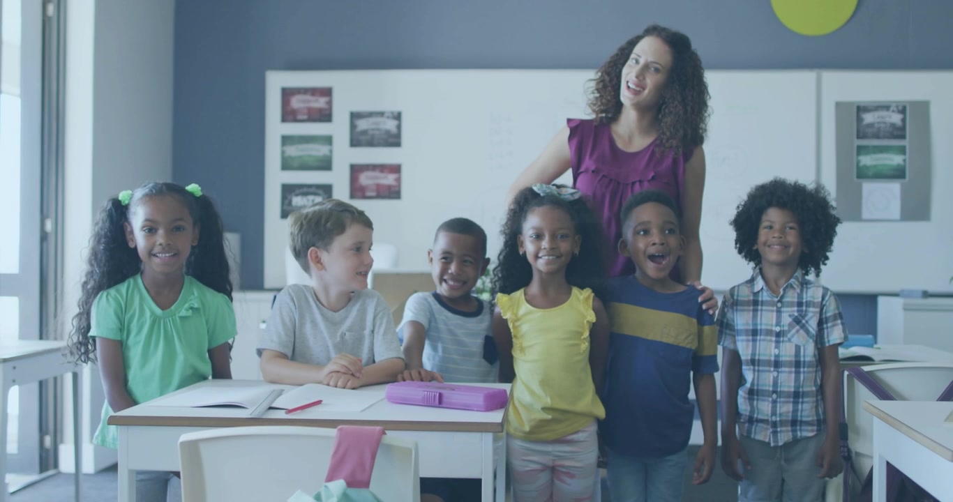 Insegnante che guida gli studenti in classe mentre codici numerici iniziano a scorrere, rappresentando dati sull'istruzione.
