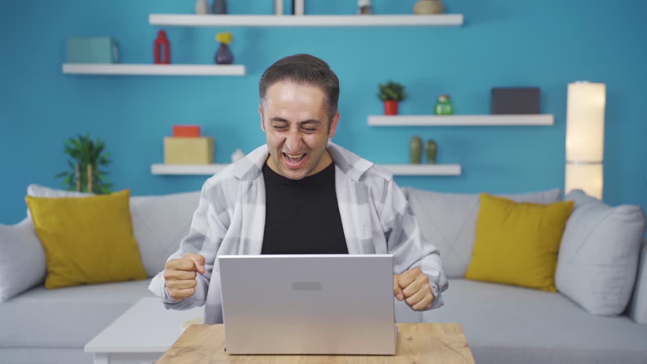 노트북을 보는 사람은 좌절합니다.