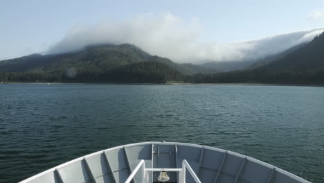 Punto-De-Vista-Lapso-De-Tiempo-Desde-La-Proa-De-Un-Barco-Anclado-Frente-A-La-Isla-De-Chichagof-En-El-Sureste-De-Alaska