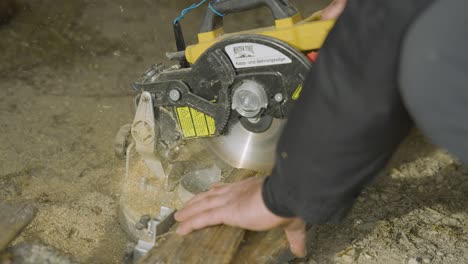 Cortando-Maderas-Con-Una-Máquina-Electrónica-Con-Madera-Volando-Capturada-En-Cámara-Lenta-En-120-Fps-En-4k-En-Invierno