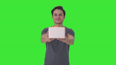 hombre indio feliz dando un regalo pantalla verde