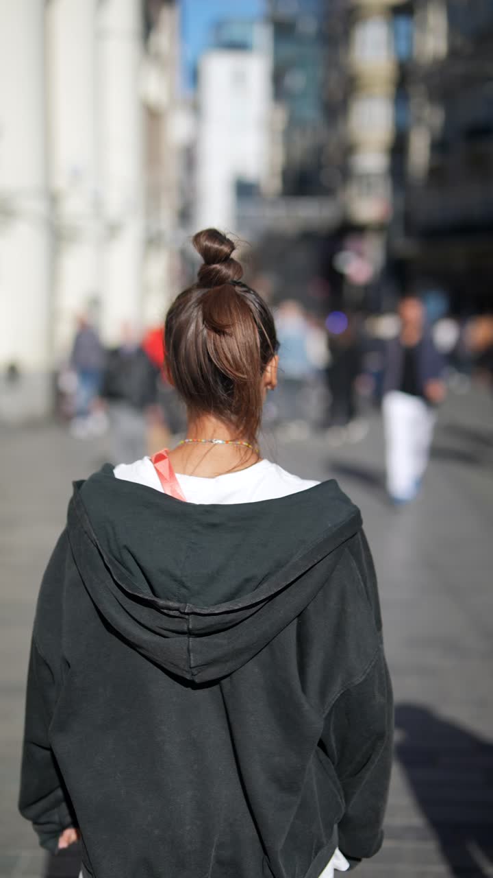 도시 거리에서 고 있는 여자