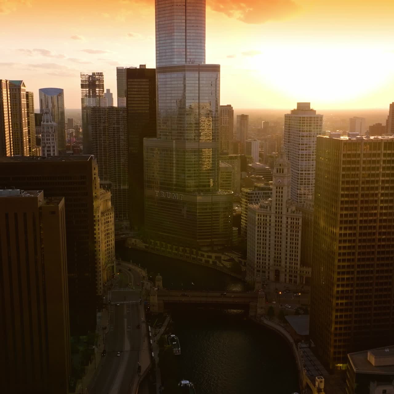 Entardecer em Chicago, Illinois, Estados Unidos. Filmagem com drone sobre o rio Chicago ao pôr do sol